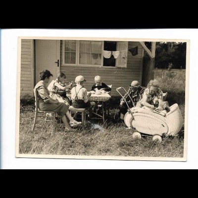 Y21341/ Familie im Garten, Kinderwagen 50er Jahre Privat Foto 10 x 7 cm 