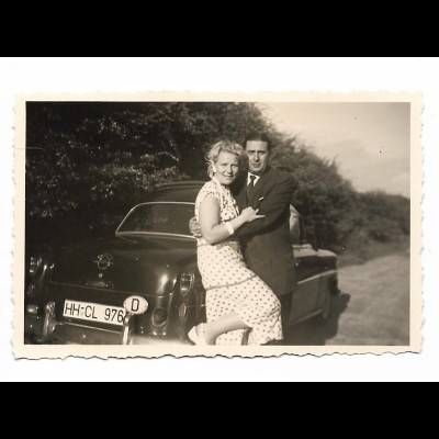 XX16303/ Junges Paar und Opel Rekord Foto 1957 9 x 6 cm