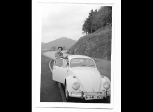 XX16031/ VW Käfer junge Frau Privatfoto Foto 60er Jahre 10,5 x 8 cm