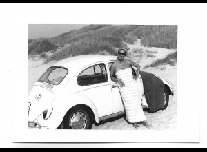 XX16028/ VW Käfer am Strand, junge Frau Privatfoto Foto 60er Jahre 12,5 x 9 cm