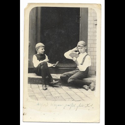 Y23538/ Kinder Jungen spielen Karten Spielkarten Foto AK 1903 