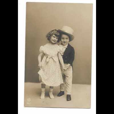 Y23580/ Mädchen und Junge mit Zylinder Foto AK 1909