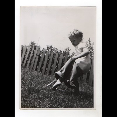 F5959/ Junge im Garten schönes Foto ca.1950 24 x 18 cm