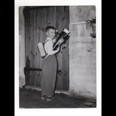 F6167/ Junge mit Schultüte Einschulung Foto ca.1960 24 x 18 cm