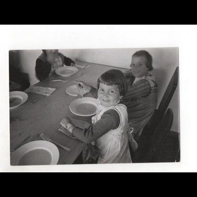 F6174/ Kinder Mädchen essen im Kindergarten Foto ca.1955-60 23 x 16 cm