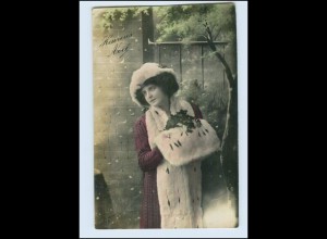W8G04/ Frau mit Muff und Pelzmütze Foto AK 1914