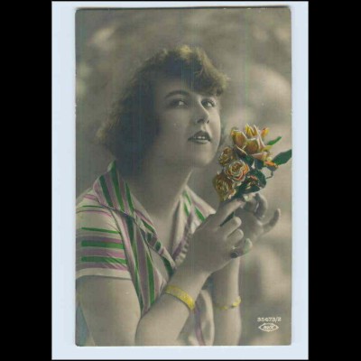 W7P92/ Hübsche Fau mit Rosen Foto AK 1927